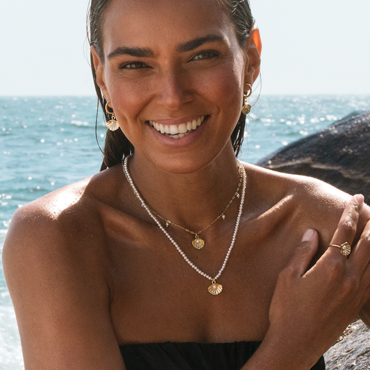 COLAR EUGÉNIO CAMPOS SEASHELL EM PRATA 925% DOURADA COM PÉROLAS