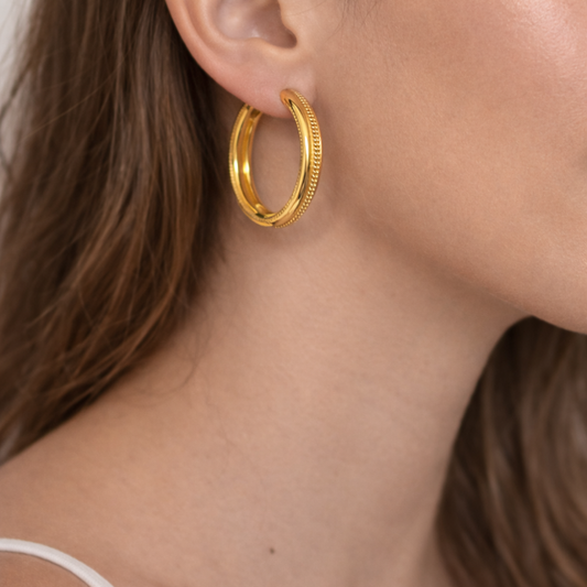 PAR DE ARGOLAS EM OURO 19,2K MEIA CANA C/ FRIZO