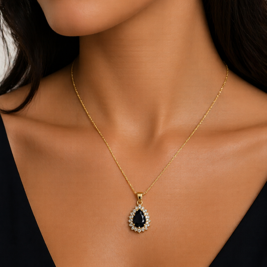 COLAR EM OURO 19,2K C/ DIAMANTE 0,58 KILATES E 1 SAFIRA ( LAGRIMA ) 9,0 X 7,5