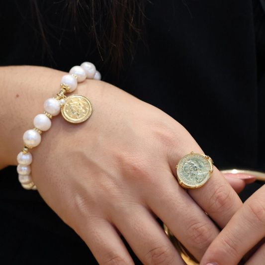 PULSEIRA EM PRATA 925 EM PEROLAS DE ÁGUA DOCE COM MEDALHA