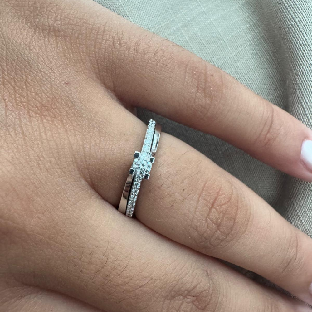 ANEL SOLITÁRIO EM OURO 18K COM DIAMANTES 0.14CT E 0.17CT