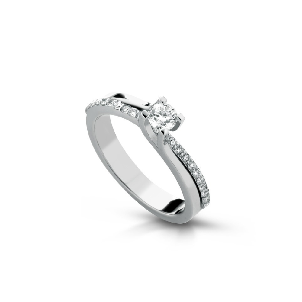ANEL SOLITÁRIO EM OURO 18K COM DIAMANTES 0.14CT E 0.17CT