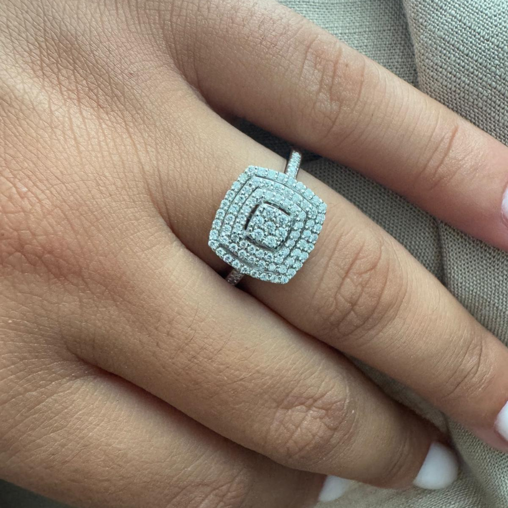 ANEL EM OURO 18K COM DIAMANTES 0.42CT