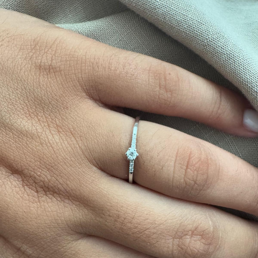 ANEL SOLITÁRIO EM OURO 18K COM DIAMANTES 0.10CT