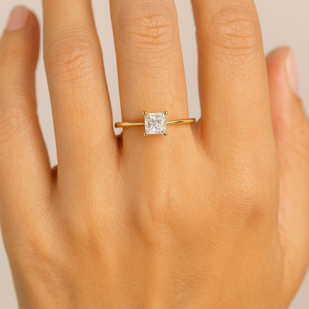 ANEL EM OURO COM ZIRCÔNIAS