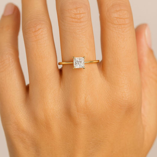 ANEL EM OURO COM ZIRCÔNIAS