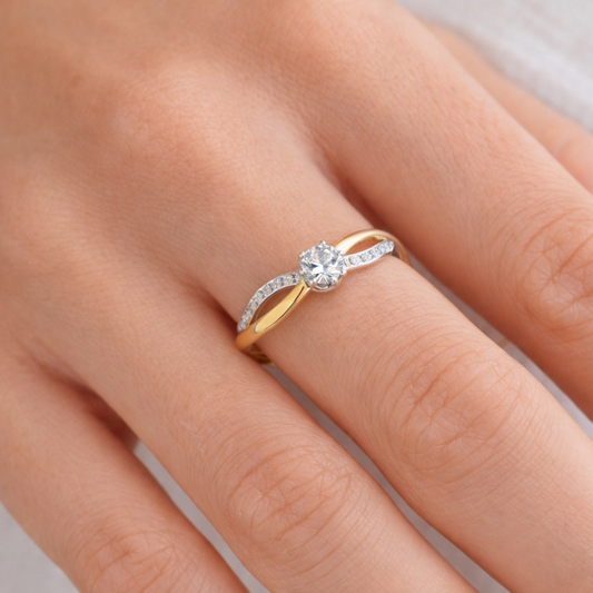 ANEL EM OURO COM ZIRCÔNIAS