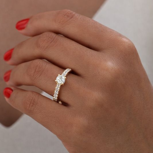 ANEL EM OURO 19,2K C/ ZIRCONIAS