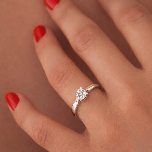 ANEL EM OURO 19,2K COM DIAMANTES 7 DIAMANTES VS COR G/H 0,07 KILATES