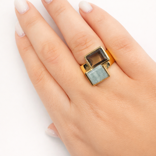 ANEL EM OURO 19.2K COM PEDRAS FUME QUARTZ AZUL TRUQUESA