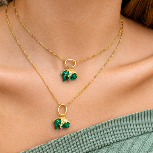 COLAR EM PRATA 925 ELEFANTE COM PEDRA MALAQUITE PLAQUEADO A OURO - COULEURS D' ARGENT