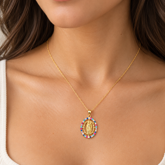 COLAR EM PRATA 925 DOURADA COM PEDRAS DE COR E IMAGEM RELIGIOSA