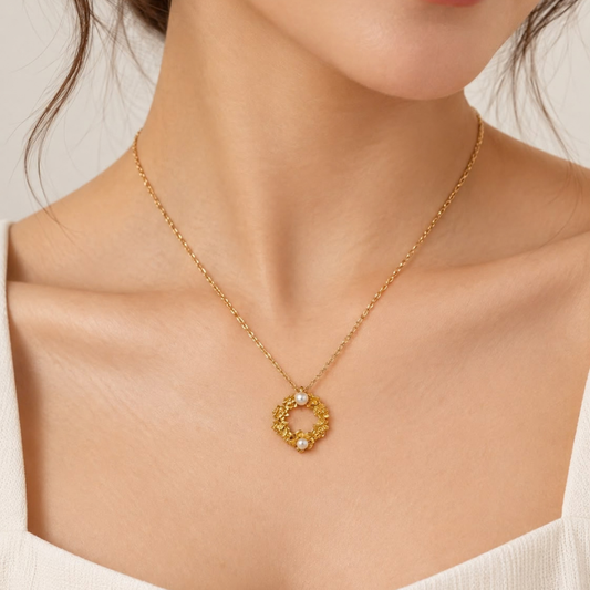 COLAR EM PRATA 925 DOURADA COM FLORES E PÉROLAS
