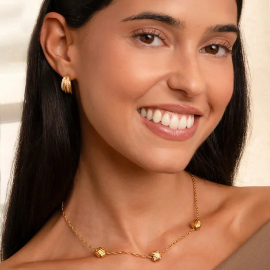 COLAR ONE SENHORA KNOT TRIPLE CRYSTAL GOLD