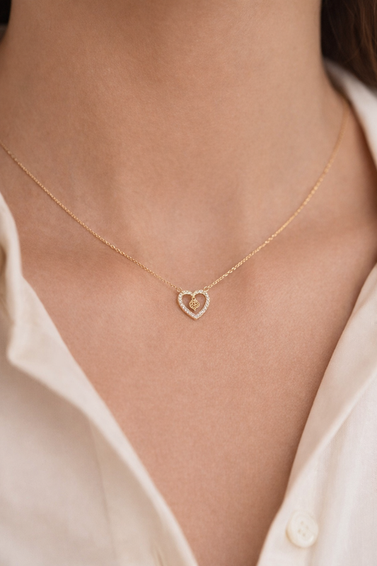 COLAR PRATA D. CORAÇÃO C/ PEDRAS BRANCAS CORAÇÃO DE VIANA