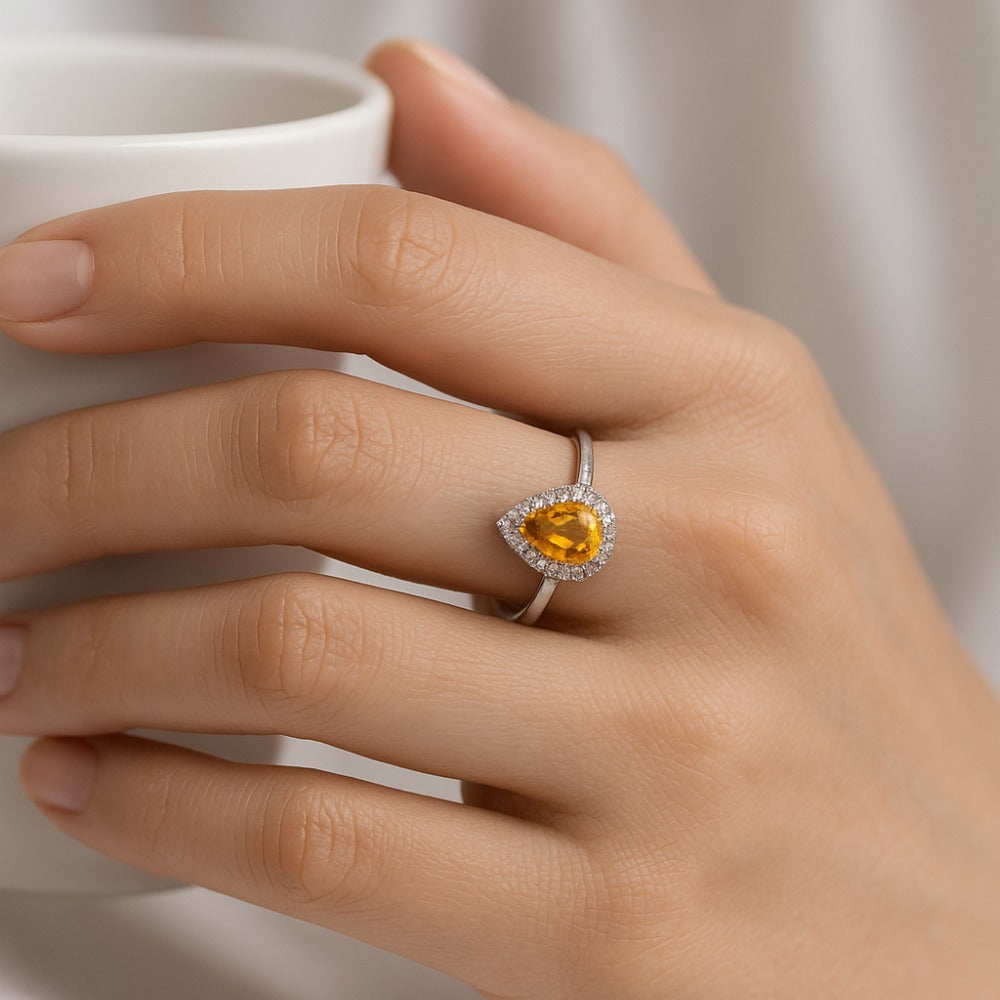 ANEL EM OURO 19,2K, COM DIAMANTES E TOPAZIO AMARELO