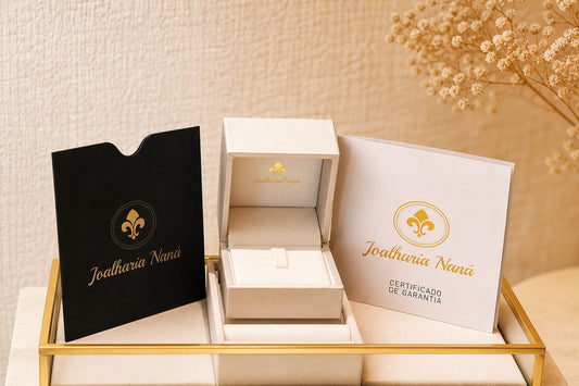 ANEL EM OURO 19,2K C/ ZIRCONIAS