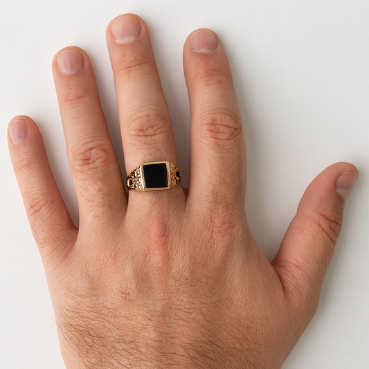 ANEL EM OURO C/ ONIX PRETO