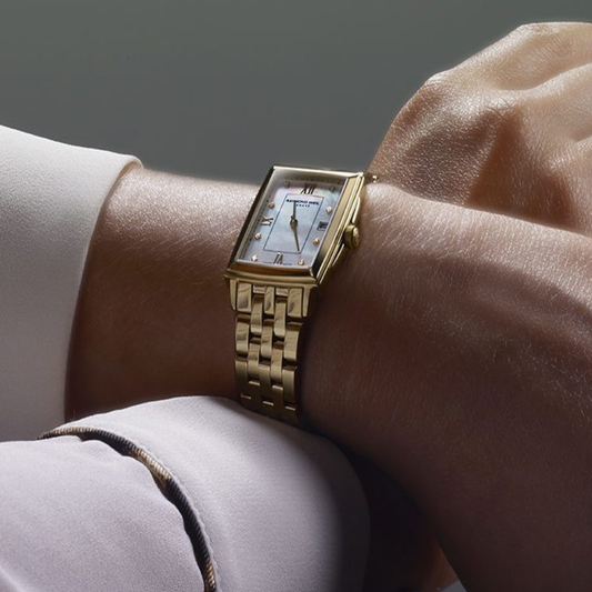 RELÓGIO RAYMOND WEIL TOCCATA DOURADO C/ MOSTRADOR MADREPÉROLA E DIAMANTES