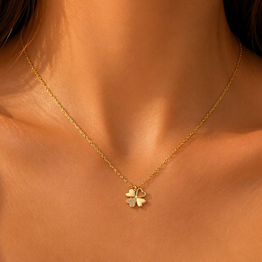 COLAR EM PRATA DOURADA COM TREVO E ZIRCONIAS