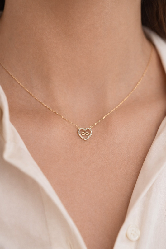 COLAR PRATA D. CORAÇÃO C/ PEDRAS BRANCAS INFINITO