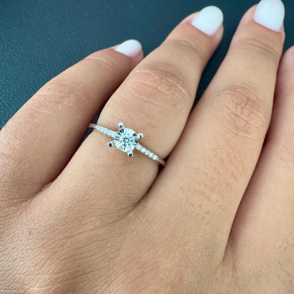 ANEL SOLITÁRIO EM OURO 18K COM DIAMANTES 0.08CT E  0.12CT