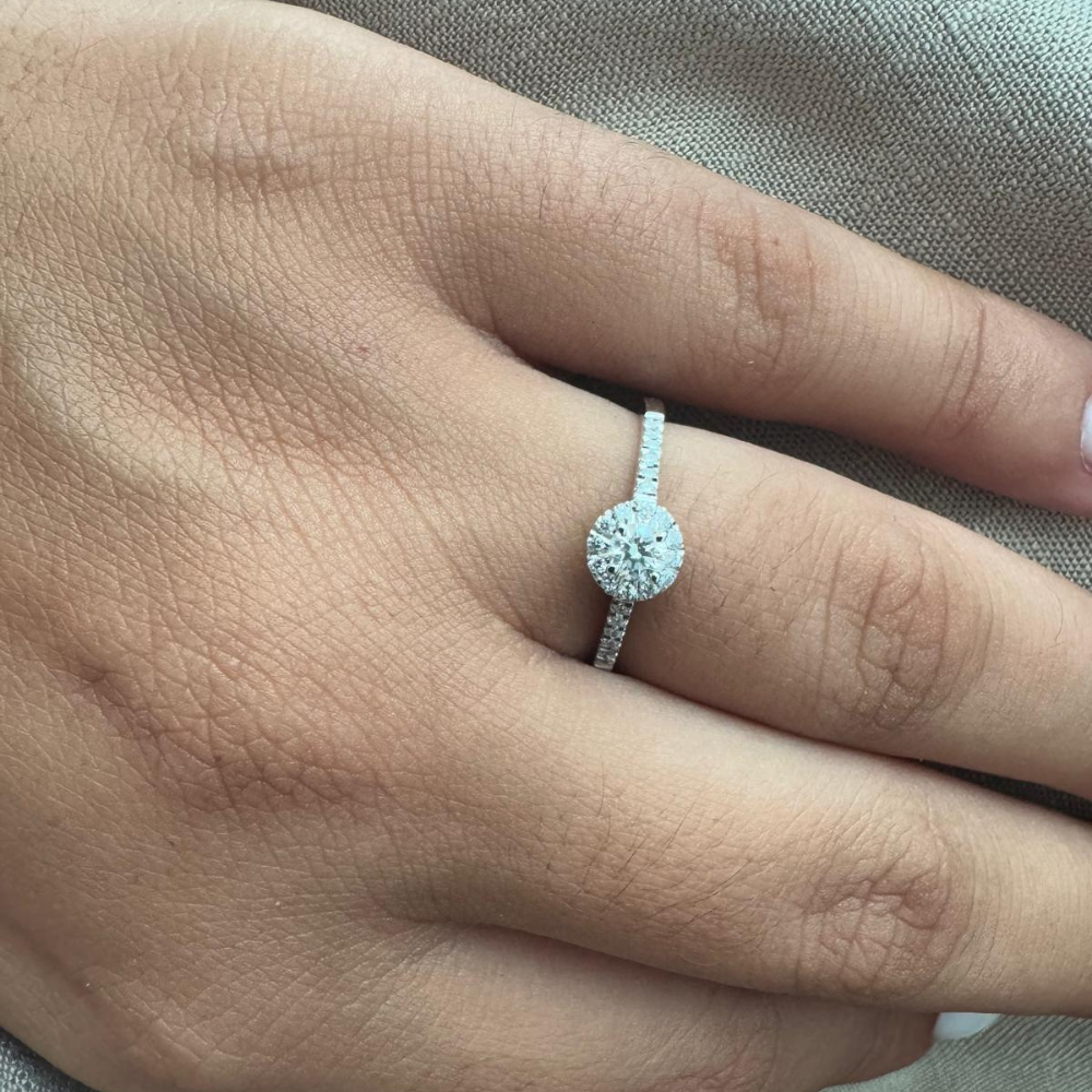 ANEL SOLITÁRIO EM OURO 18K COM DIAMANTES 0.14CT E  0.18CT