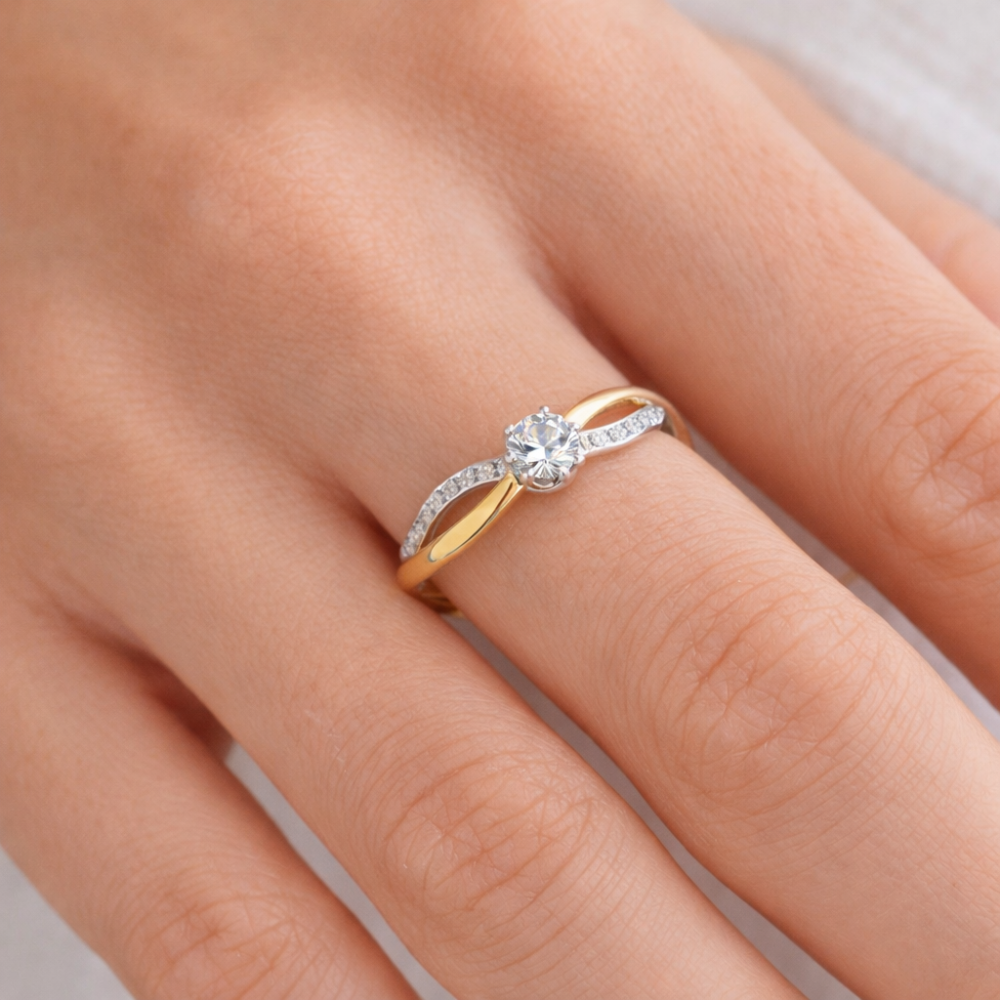 ANEL EM OURO COM ZIRCÔNIAS