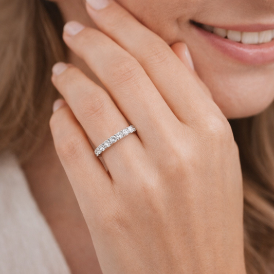 ANEL JOALHARIA EM OURO 18K C/ 9 DIAMANTES LAB-GROWN