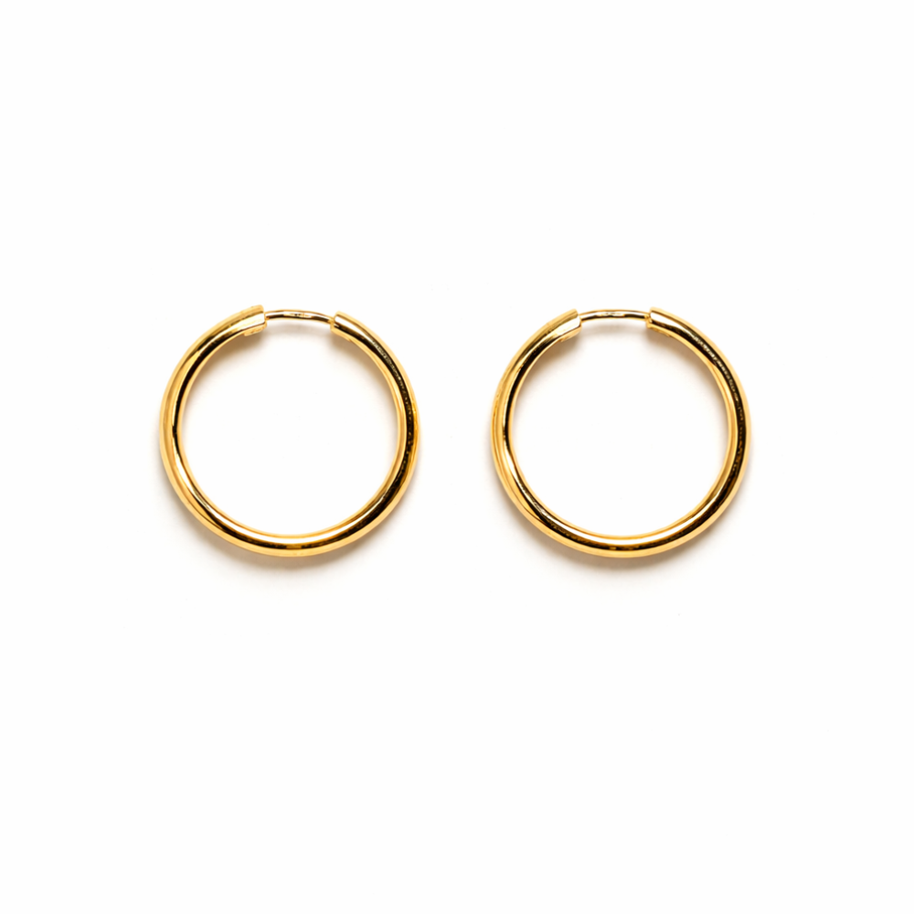 PAR DE ARGOLAS EM OURO 19,2K MEIA CANA C/ FRIZO