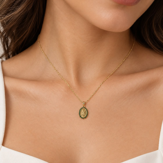 COLAR EM PRATA 925 DOURADA COM PEDRAS VERDES E IMAGEM RELIGIOSA