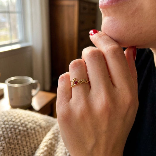 ANEL EM PRATA DOURDO 925 LOVE COM PEDRA COR RUBI