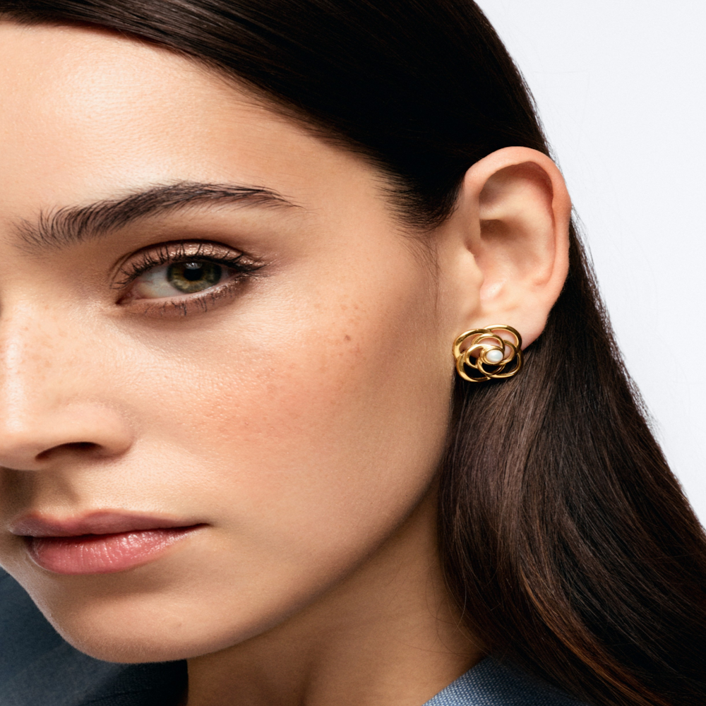 BRINCOS ONE SENHORA ROSE BLOSSOM PEARL GOLD