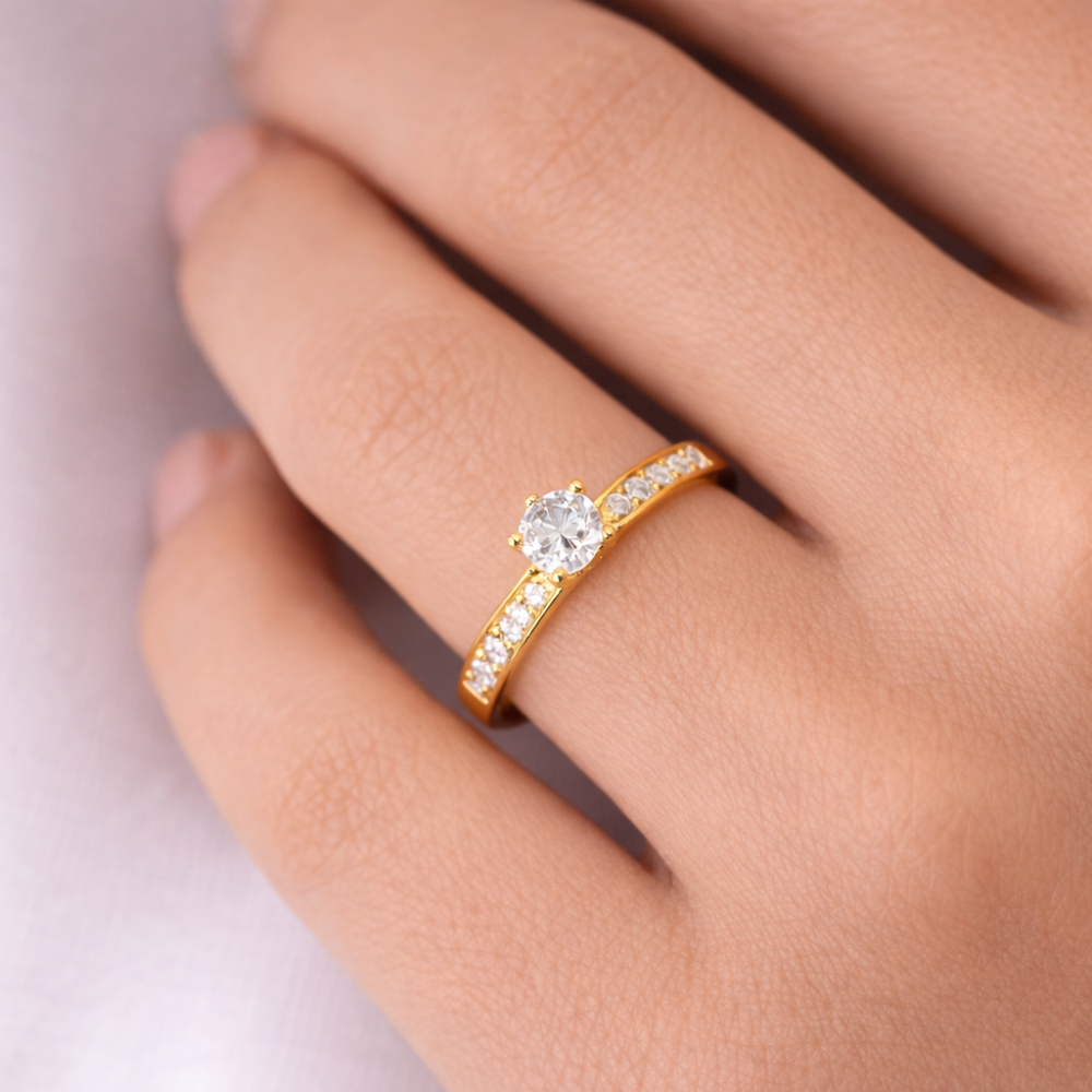 ANEL EM OURO COM DIAMANTES DE LABORATORIO