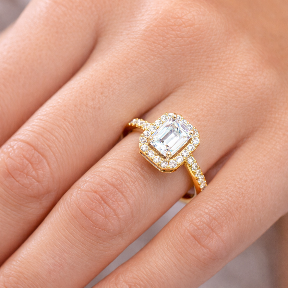 ANEL EM OURO COM DIAMANTES DE LABORATORIO