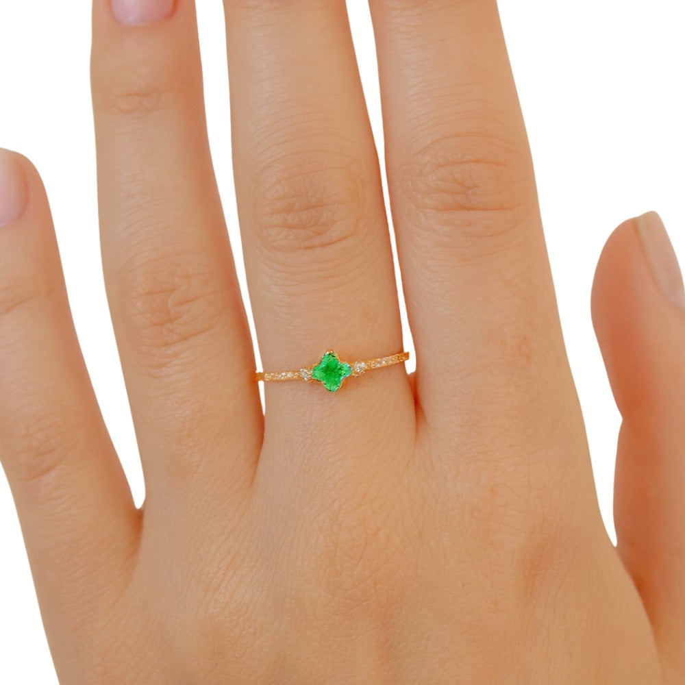 ANEL EM OURO COM ZIRCÔNIAS