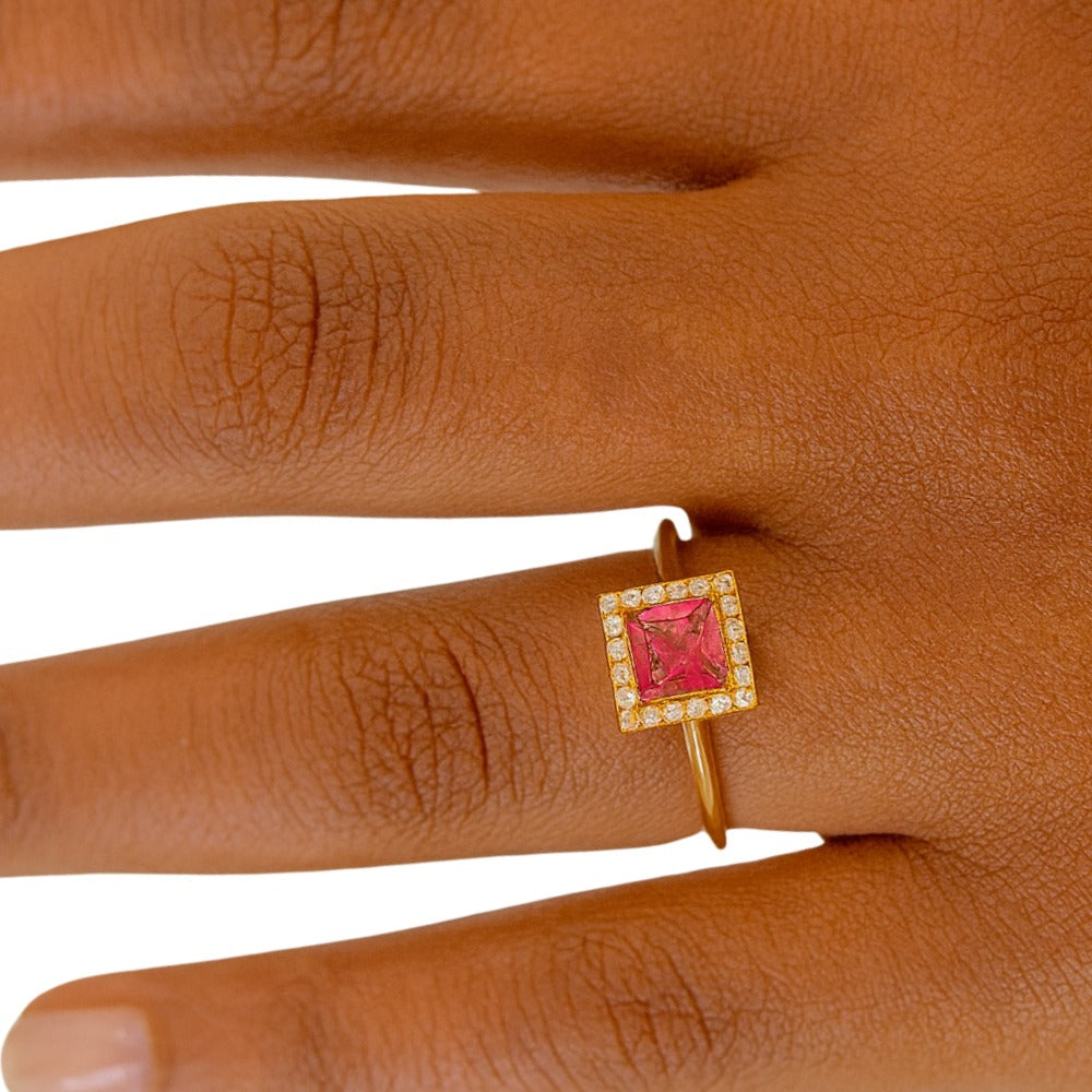 ANEL EM OURO COM ZIRCÔNIAS